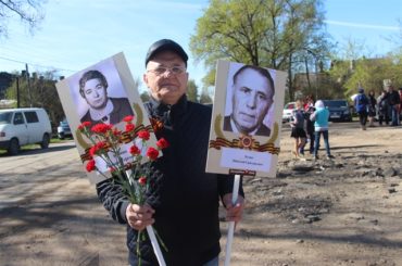 Сергей Кузин прошел в «Бессмертном полку» с портретами своих родителей в Суоранде