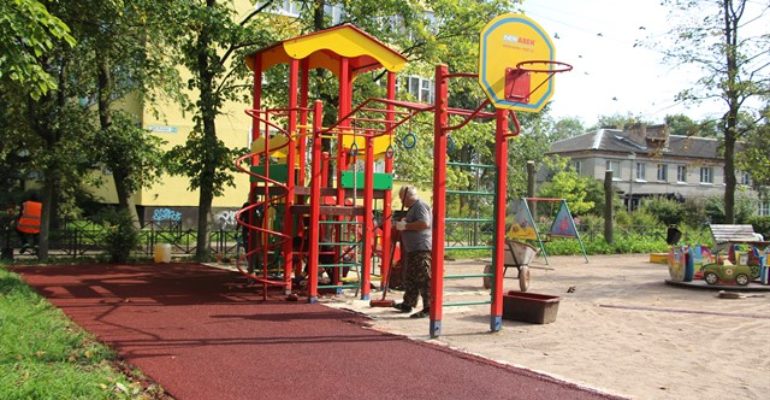На детских площадках в Янино-1 меняют покрытия   
