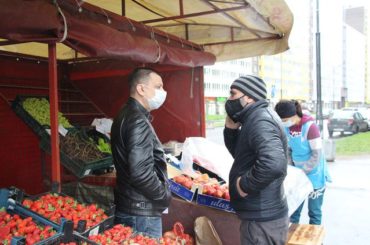 Местная администрация и сотрудники УМВД проверили палатки с фруктами в Кудрово