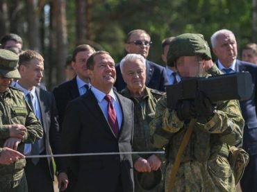 Медведев оценил БПЛА и антидроны на областном полигоне