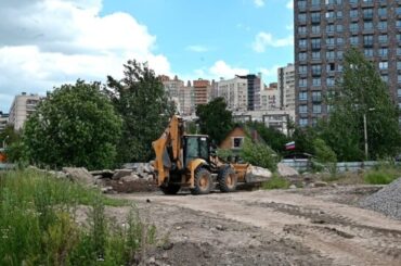 В Кудрово продолжают строить спортплощадку: ведется подготовка основания и уплотнение грунта